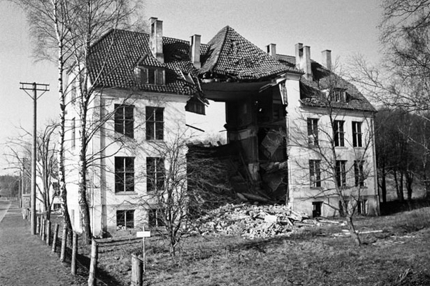 Nrum Kostskole blev sprngt under 2. Verdenskrig, efter Den Tyske Vrnemagt havde beslaglagt stedet i 1943.